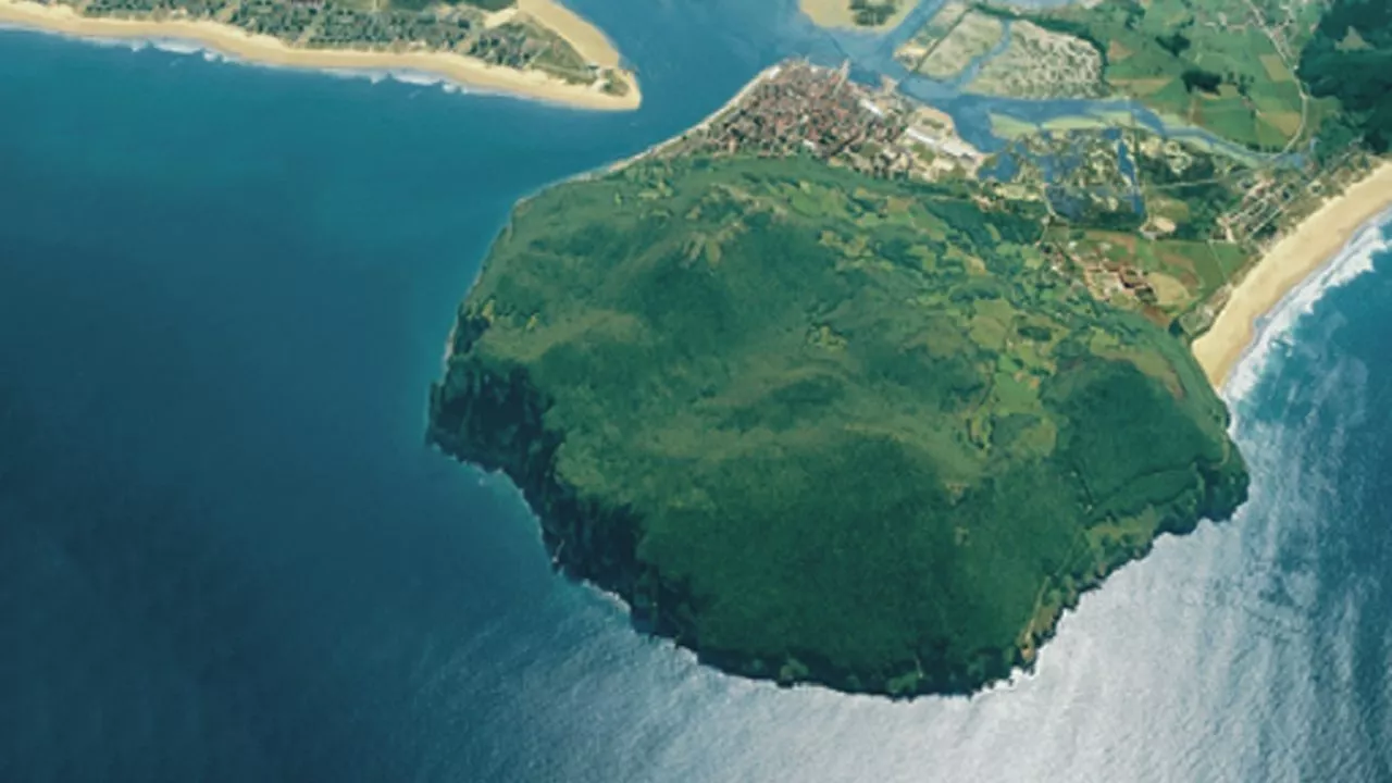 Berria Surf School & Camp - beachfront location