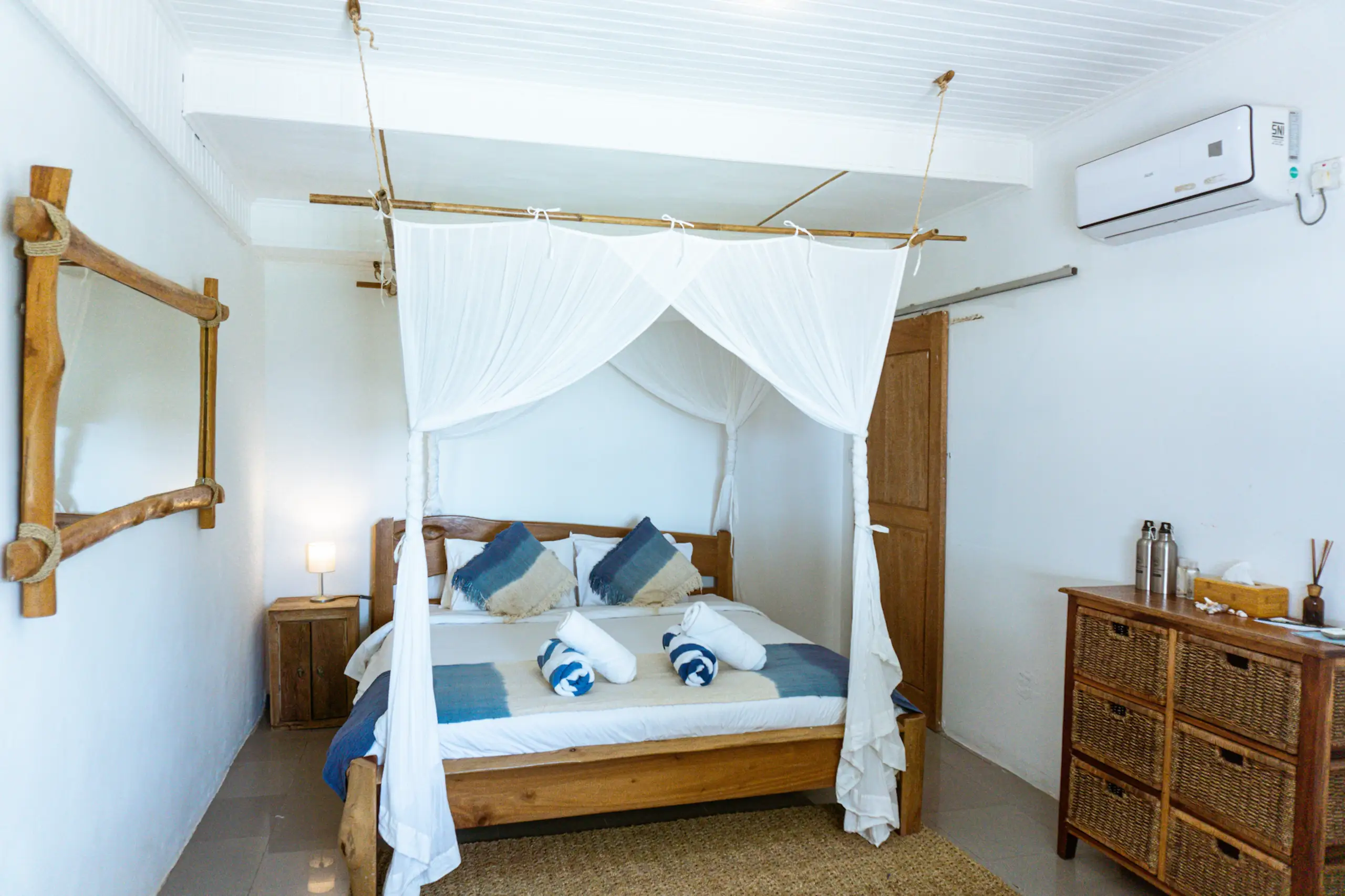 Hollow Tree's Resort - guest room