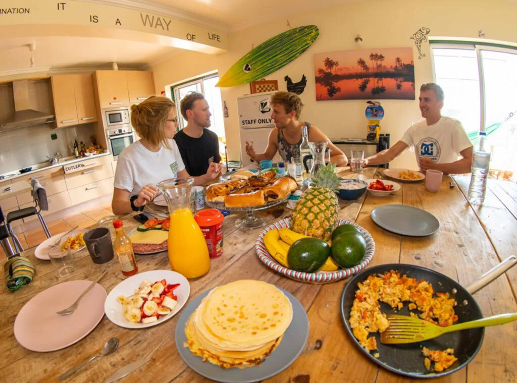 Mayla Surf House - surf instruction