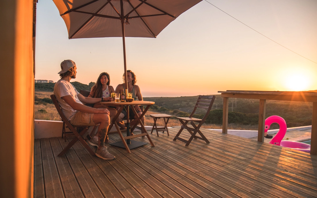 Puresurfcamps - Sunset Surflodge Ericeira - swimming pool area