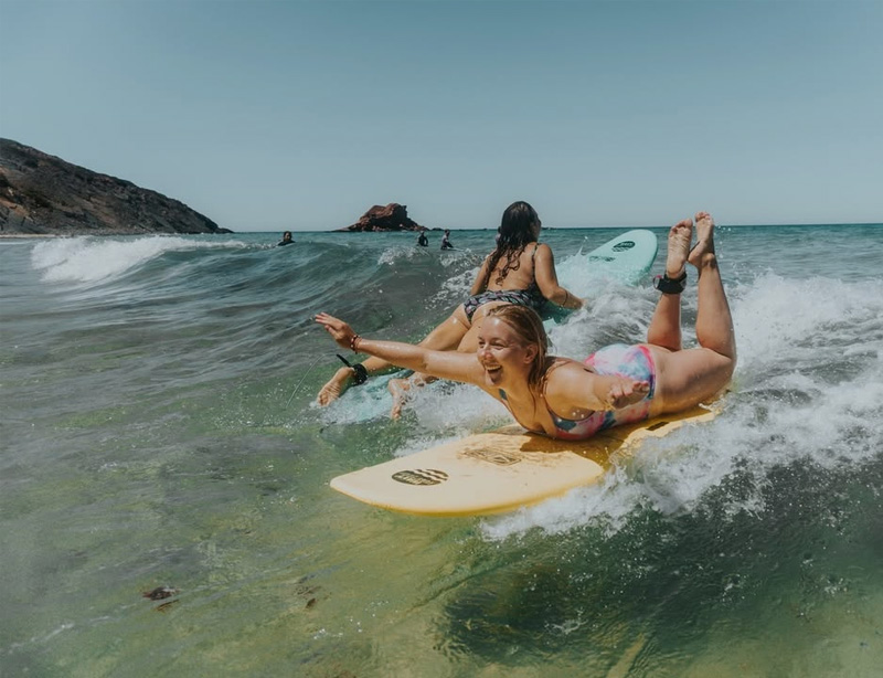 Wavy SurfCamp - surf instruction